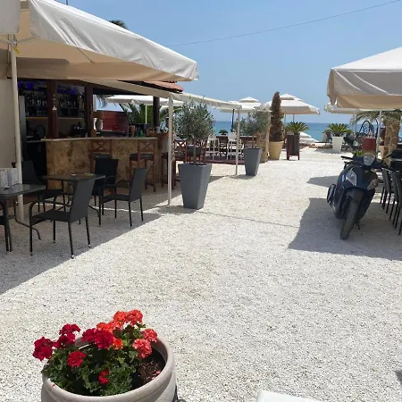 Plaisir Aparthotel Makriammos